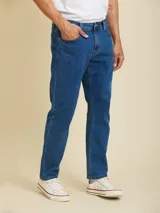 Pantalón de jean azul claro, corte recto, con bolsillos delanteros y traseros.