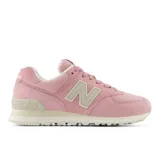 Championes New Balance modelo 574, color rosa con detalles en beige y blanco, confeccionados en gamuza y malla, con logo "N" característico en los laterales y entresuela ENCAP.