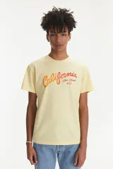 Remera Levi's color amarillo claro con estampado de la palabra "California" en degradé de naranja a rojo y logo de Levi Strauss & Co.