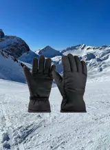 Guantes de nieve térmicos color negro, con palma texturizada para mayor agarre y puño elástico para un ajuste seguro.