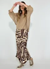 Pollera larga de tiro alto con estampado abstracto en tonos marrones y beige.