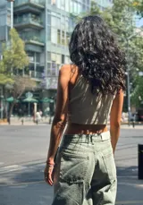 Pantalón de jean celeste de corte recto y tiro bajo.