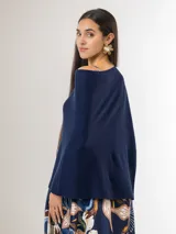 Poncho italiano de punto liviano, color tostado, con diseño asimétrico y cuello alto.