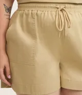 Short comfy de sarga color marrón, con cintura elástica y bolsillos laterales.