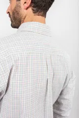 Camisa Oxford de corte clásico, confeccionada 100% en algodón con patrón de cuadros en tonos blancos, azules y amarillos. Cuenta con cuello abotonado, bolsillo frontal en el pecho con logo bordado y cierre de botones.