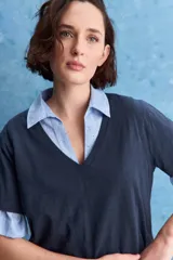Remera blanca de algodón con escote en V y mangas cortas, de calce amplio y cómodo.