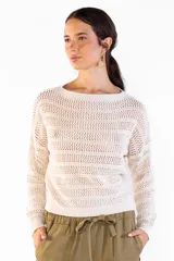 Sweater italiano de punto abierto y calado con diseño a rayas sutiles, de color crudo, cuello redondo amplio y manga larga.