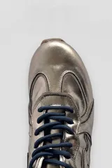 Championes deportivos color marrón con diseño de líneas onduladas en tono claro, cordones al tono y suela de goma.