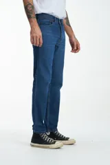 Pantalón de jean azul de corte recto, con tiro medio y cierre con botones.