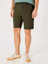 Bermuda recta estilo chino color verde militar, con bolsillos laterales y traseros, confeccionada en lino.