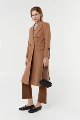 Jean de denim 100% algodón color marrón con coating engomado que le da un efecto cuero. Calce Mom con cintura alta y pierna recta.