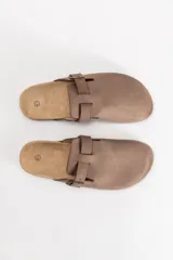Zueco cerrado color visón con diseño de puntera redondeada, tira ajustable con hebilla metálica y suela con efecto corcho.