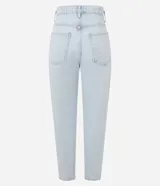 Pantalón mom fit de denim celeste claro con efecto delavé, tiro alto y bolsillos funcionales.