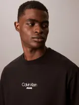 Remera negra de corte relajado, confeccionada en algodón suave y transpirable, con cuello redondo, mangas cortas y logotipo de Calvin Klein Jeans en relieve en el pecho.