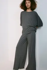 Remera oversize gris melange de tejido fluido, con cuello redondo y mangas cortas amplias.