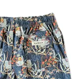Short de baño Von Braun con estampado floral en tonos azules, naranjas y blancos. Cuenta con cintura elástica, dos bolsillos laterales y un bolsillo trasero con solapa y etiqueta de la marca.