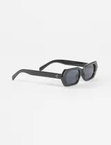 Lentes de sol geométricos con montura angular de carey y cristales marrones.