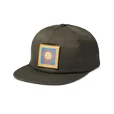 Gorra verde con visera plana y parche bordado en el frente con un sol sonriente y la leyenda "Roark Expedition Forever Roaming".