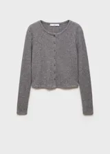 Cardigan de punto acanalado en color gris, con cuello redondo, manga larga y cierre frontal de botones.