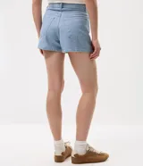 Short pollera de sarga en color celeste claro, con diseño de cinco bolsillos, trabillas para cinturón y cierre frontal con botón metálico. Presenta un corte recto y ajustado con acabado deslavado.