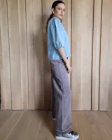 Pantalón de jean estilo wide leg con costuras verticales frontales, tiro alto y bolsillos laterales.