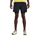 Short deportivo Saucony Outpace de 7 pulgadas, color negro, con short interior de 8/25 pulgadas, pretina elástica con cordón, paneles perforados para mayor transpirabilidad, bolsillos laterales y bolsillo trasero con cremallera.