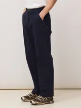 Pantalón de corte recto color azul marino, con bolsillos diagonales en el delantero, bolsillos traseros y detalles de bolsillos estilo carpintero en las piernas.