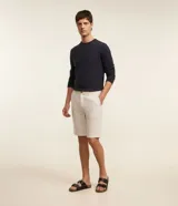 Bermuda slim de lino y algodón color beige, de corte ajustado, con trabillas para cinturón y bolsillos laterales y traseros.