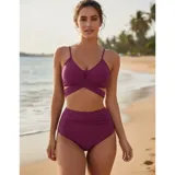 Conjunto de bikini negro de tiro alto, compuesto por un corpiño triangular con diseño cruzado en el frente y tirantes finos regulables, y una bombacha de corte clásico y talle alto.