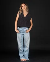 Chaleco tejido de viscosa con lurex, escote en V y sin mangas.