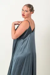 Vestido largo color gris plateado, de viscosa, con breteles finos y corte acampanado.