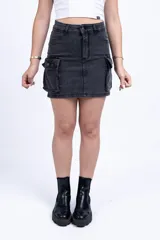 Minifalda de jean color gris oscuro con bolsillos cargo laterales.