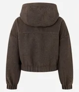 Campera tipo bomber color marrón oscuro, con capucha, cierre frontal de cremallera, bolsillos delanteros con solapa y puños elásticos.