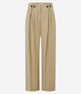 Pantalón recto de tiro alto confeccionado en viscosa, con cintura clochard y detalle de botones frontales. Presenta un diseño fluido y minimalista.