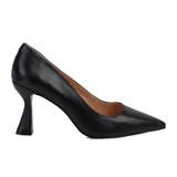Zapato de tacón stiletto color dorado, con punta fina y tacón geométrico.