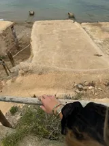 Pulsera tipo esclava abierta con diseño rústico y acabado irregular, fabricada en bronce y alpaca.