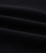 Pantalón masculino de sarga de algodón negro, corte recto con cintura con pasadores, cierre de botón y cremallera, y bolsillos funcionales en delantero y posterior.