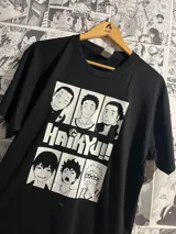 Remera negra de manga corta con estampado de los personajes del anime Haikyu!!.