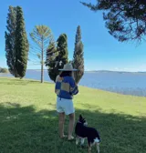 Sweater tejido a mano con diseño a rayas horizontales en color marrón y blanco.