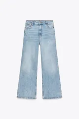 Jeans de mujer tiro alto, corte wide leg (pierna ancha) y largo al tobillo. Denim celeste con efecto lavado.