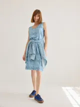 Vestido corto celeste con estampado abstracto en azul marino, corte recto y sin mangas.