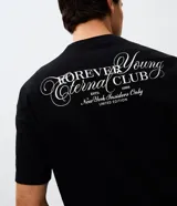Remera de algodón color negro, con cuello redondo y mangas cortas. Presenta un diseño de calce holgado con una estampa pequeña en el pecho con el texto 'Forever Club Insiders Only'.
