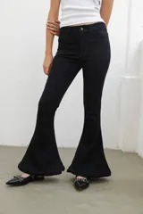 Pantalón de jean negro con corte ajustado en la cadera y muslos, y acampanado extremo desde la rodilla.