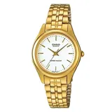 Reloj Casio de estilo clásico con caja y malla de acero inoxidable en tono dorado. Presenta una esfera blanca minimalista con indicadores de hora lineales y manecillas doradas.