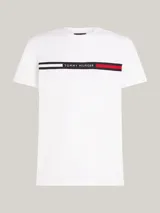 Remera blanca de algodón con cuello redondo y manga corta. Presenta una banda horizontal con los colores distintivos de Tommy Hilfiger y el logo bordado en el pecho.