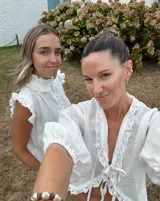 Aros de diseño minimalista con forma de argolla pequeña, realizados artesanalmente en bronce y alpaca con pernos de plata 925.