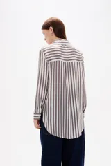 Camisa de viscosa con estampado de rayas verticales, cuello camisero, cierre frontal de botones y bolsillo en el pecho.