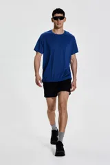 Remera deportiva azul de corte estándar, cuello redondo y mangas cortas. Confeccionada en tejido funcional DryMove™ que ayuda a absorber el sudor.