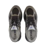 Championes New Balance modelo 2010, con diseño inspirado en el rendimiento de los años 2000. Presenta una parte superior de malla con revestimientos de nobuk y sintéticos en tonos grises y oscuros. Cuenta con suela segmentada ABZORB con amortiguación de gel, estructura de TPU para soporte en el mediopié y detalles reflectantes.