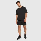 Short deportivo negro de secado rápido, con cintura elástica, cordón ajustable y aperturas laterales.